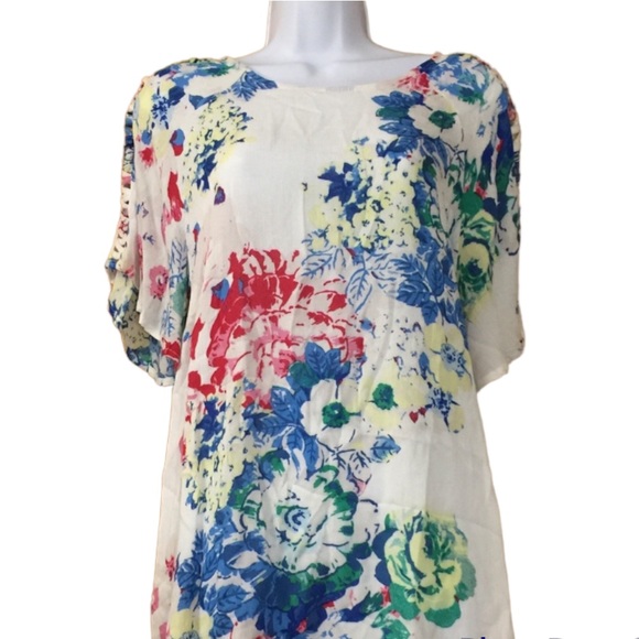 New White Floral Top with cutout sleeve details - Picture 2 of 12